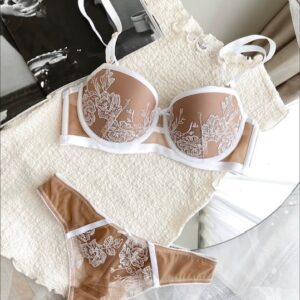 Romantiškos, baltos/nude brazilų tipo kelnaitės