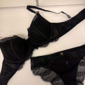 juoda liemenėlė be push su atlaso detalėmis