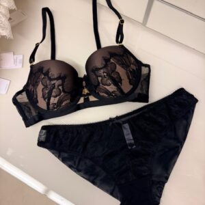 juodas apatinių komplektas su gipiūru