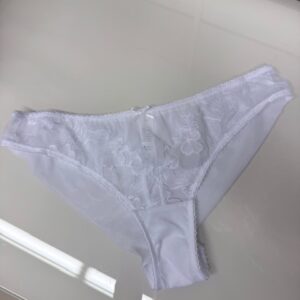 baltos, besiūlės, gipiūrinės kelnaitės