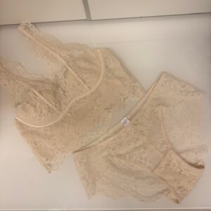 Pieno spalvos apatinių komplektas be lankelių