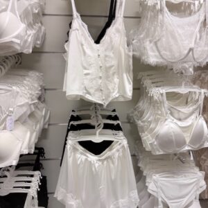 balta, atlasinė pižama